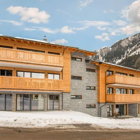 Golden Lodges With Parking *