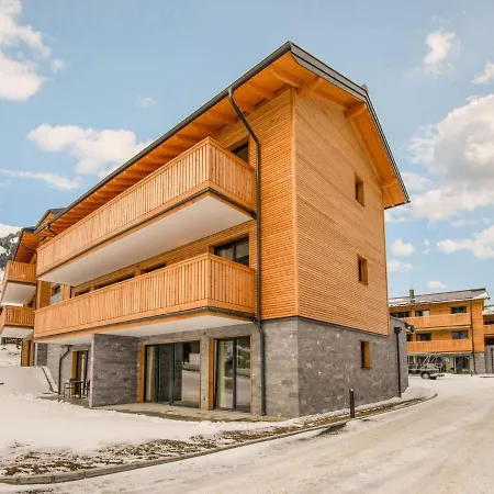 Golden Lodges With Parking