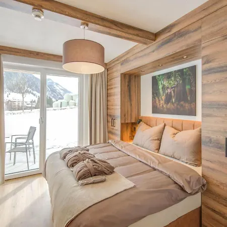 Golden Lodges With Parking *